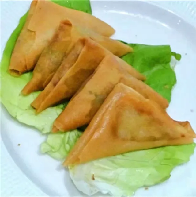 Curry triangular vegetable fritters