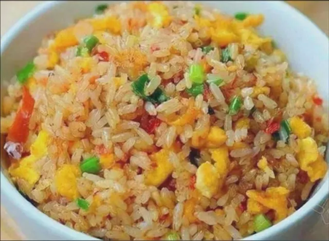 Fried rice or noodles with egg and vegetables