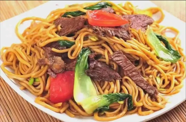 Fried noodles with beef and pak choi