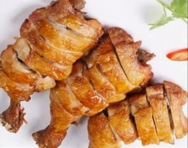Fried noodles with chicken legs