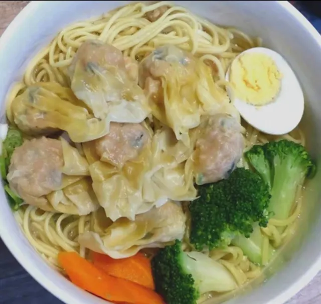 WonTon dumplings with noodle soup